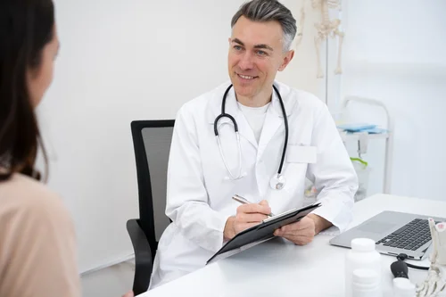 женщина на приеме у врача нарколога